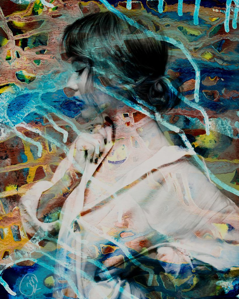 Chica mirando hacia la izquierda, con camisa suelta y pelo recogido, pensativa, le envuelve un fondo abstracto