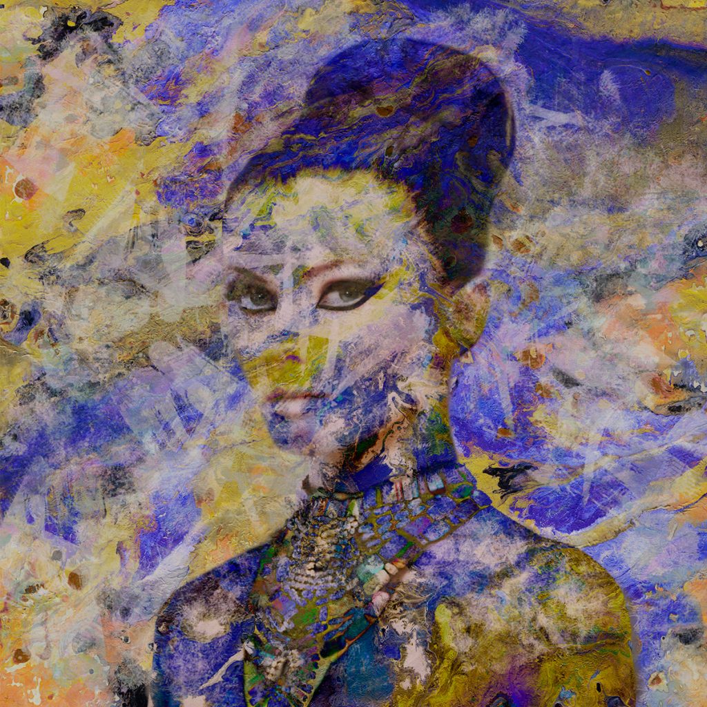 Mujer mirando al espectador de forma penetrante, moño, collar grande, pintura abstracta tipo fresco.