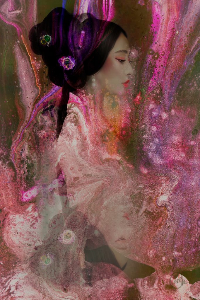 Chica oriental vestida de forma tradicional, fondo abstracto en tonos verdes y rosas, se ve reflejada en la mitad del cuadro de abajo.