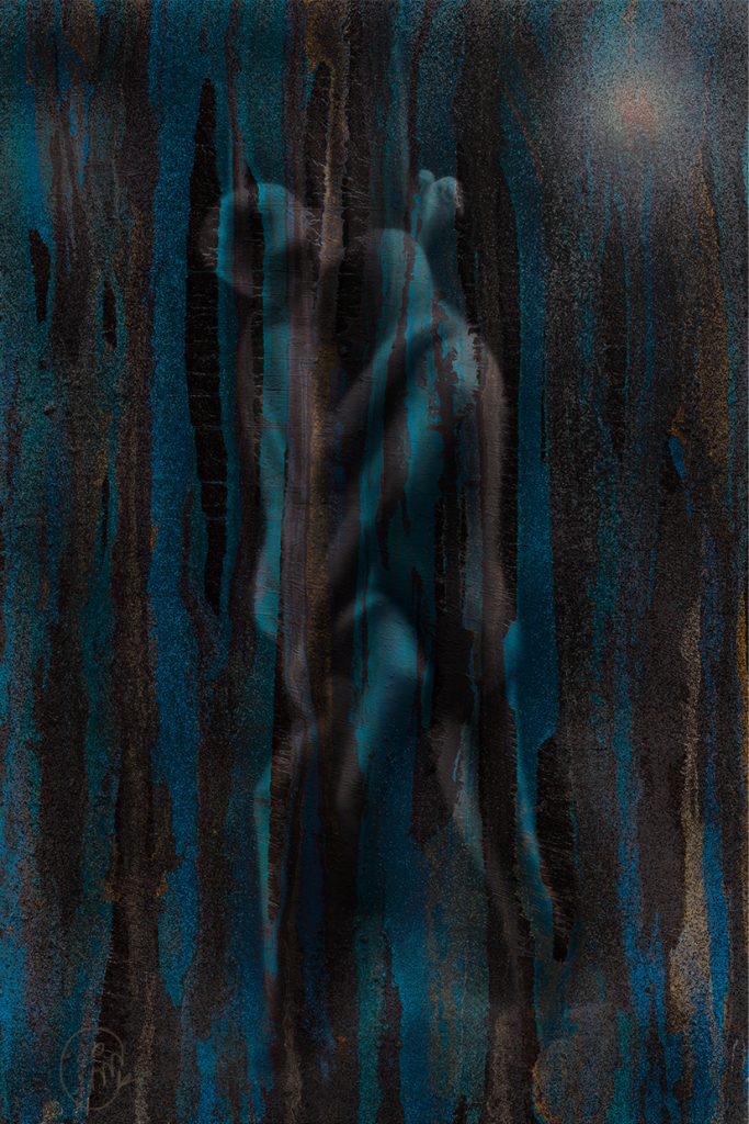 Pareja de forma humana no definida, unida a la luz de la luna, pinceladas abstractas en vertical que lo cubren todo.