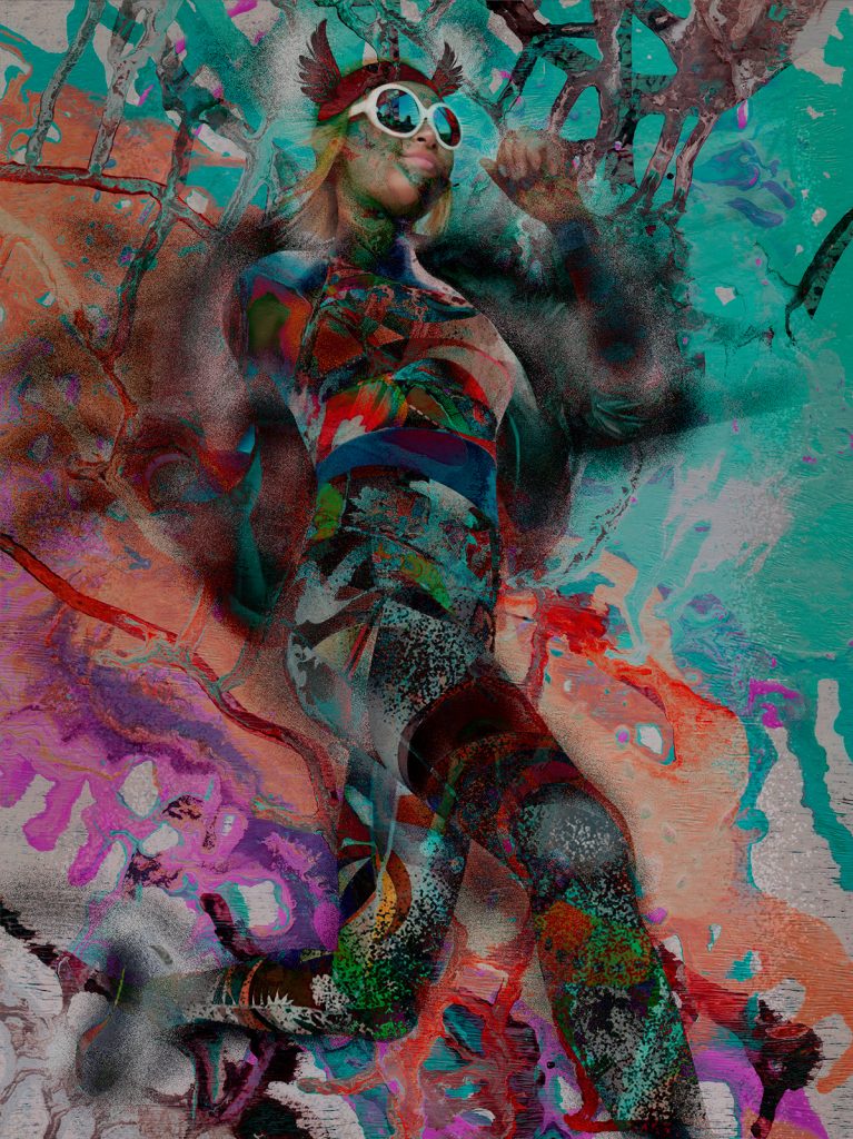Chica en actitud de correr, gafas de sol, ropa deportiva abstracta, fondo abstracto, en movimiento.